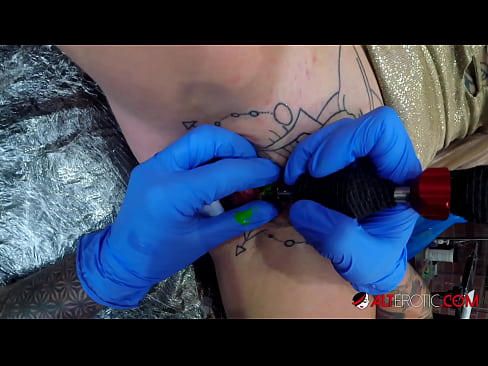 ❤️ Tsis tshua muaj tattooed hottie Sully Savage tau txais tattoo ntawm nws clitoris ☑ porno ntawm hmn.xxxpornolive.ru%